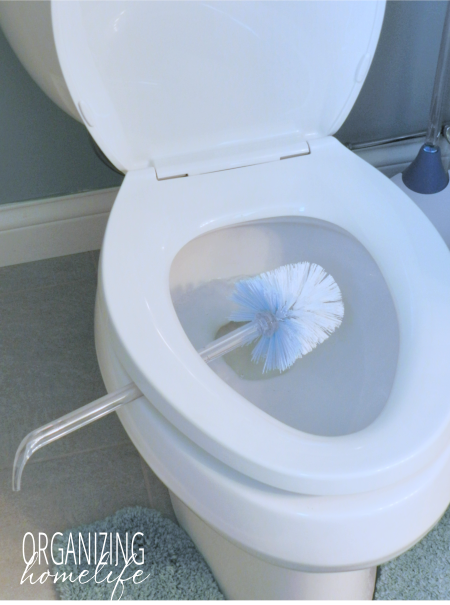 http://www.organizinghomelife.com/wp-content/uploads/2013/09/Toilet-Cleaning-Tip-with-Scotch-Brite.png